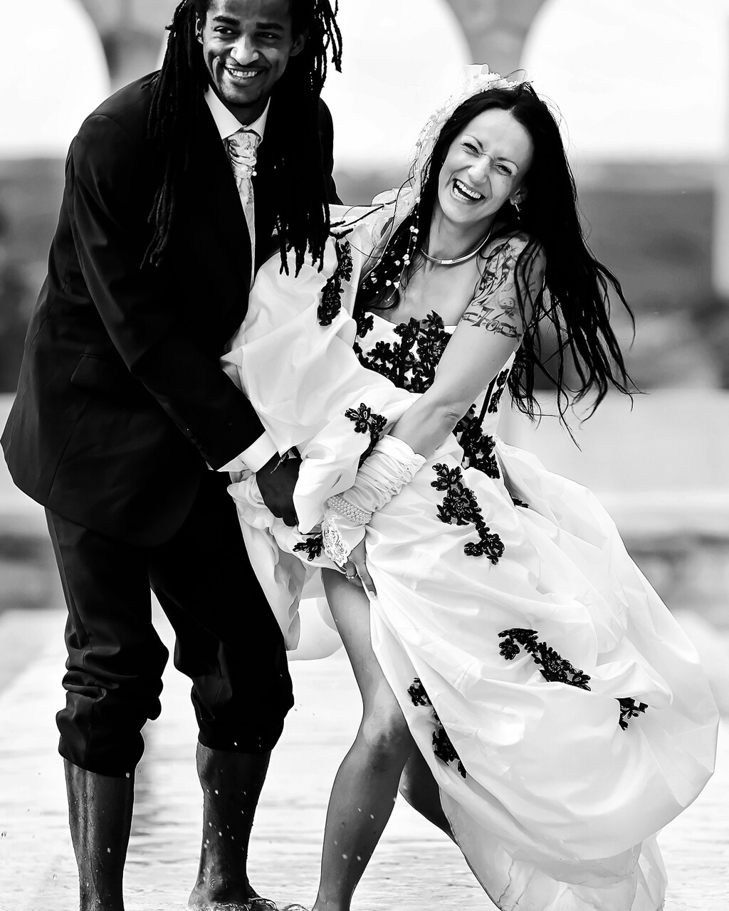 Portrait de mariée en noir et blanc avec bouquet réalisé à Rennes