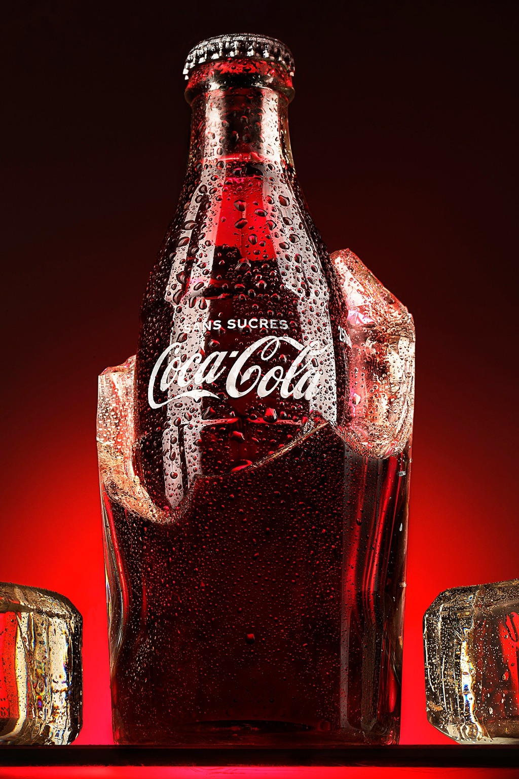 Packshot publicitaire de bouteille de soda sur glace, photographie produit en studio mobile à Rennes