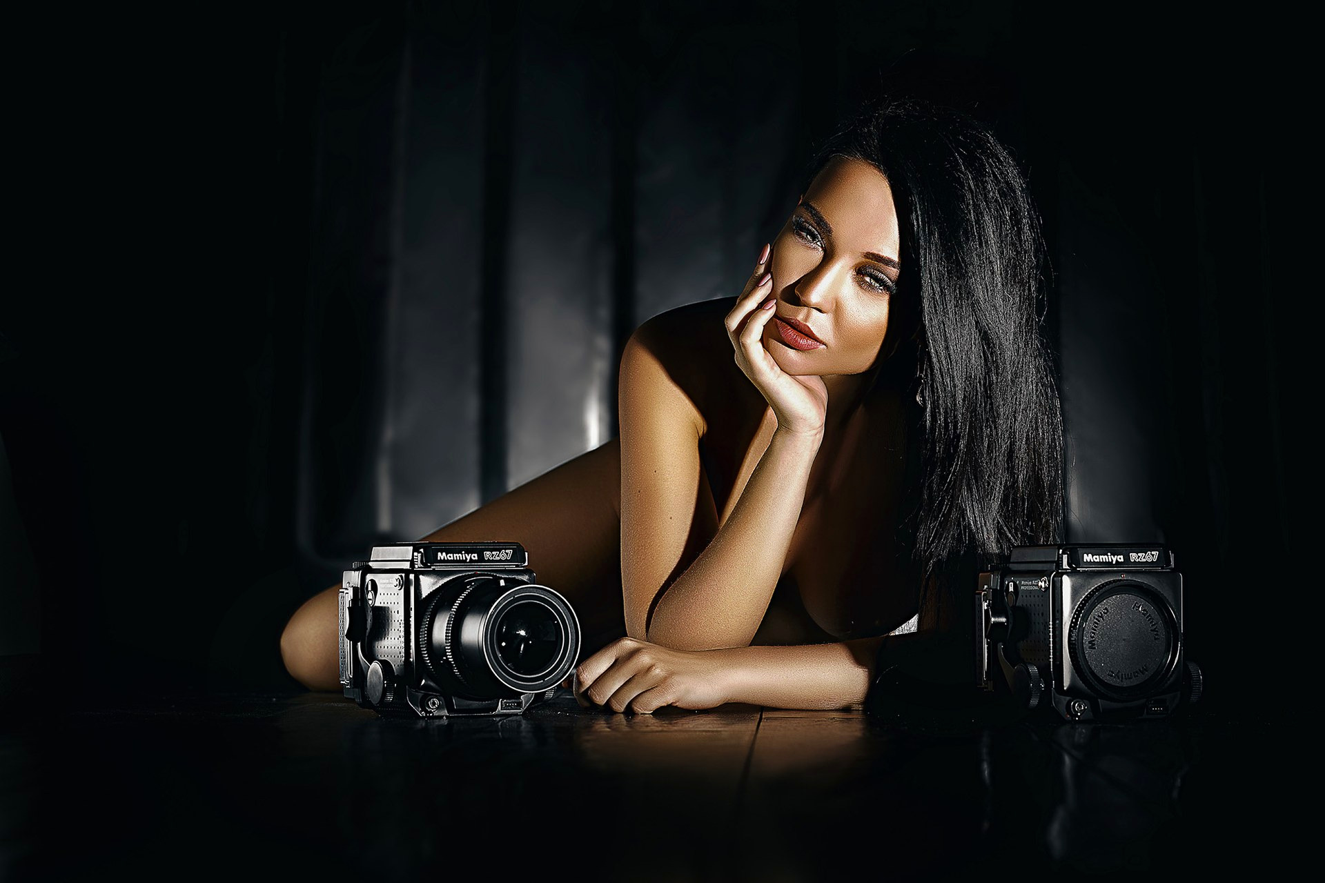 Portrait éditorial en clair-obscur avec deux Mamiya RZ67 pour un client de Rennes